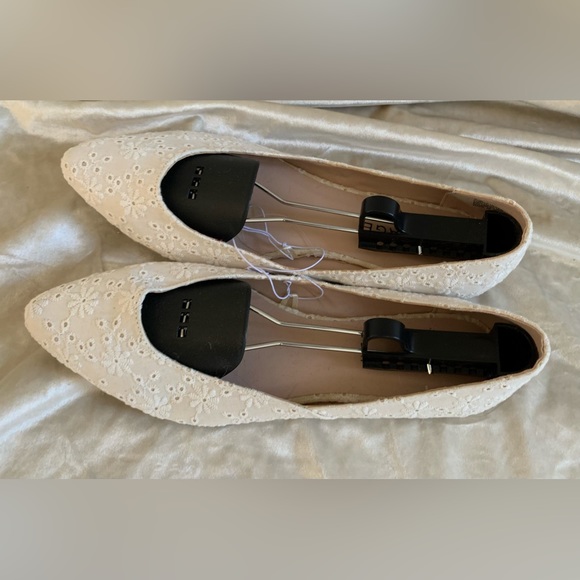 NWOT White embroidered flats - Picture 4 of 7